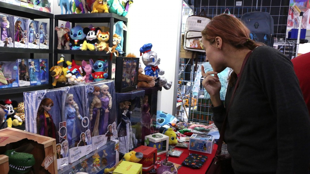 Comerciantes de juguetes abandonan tianguis y venden por redes sociales en CDMX