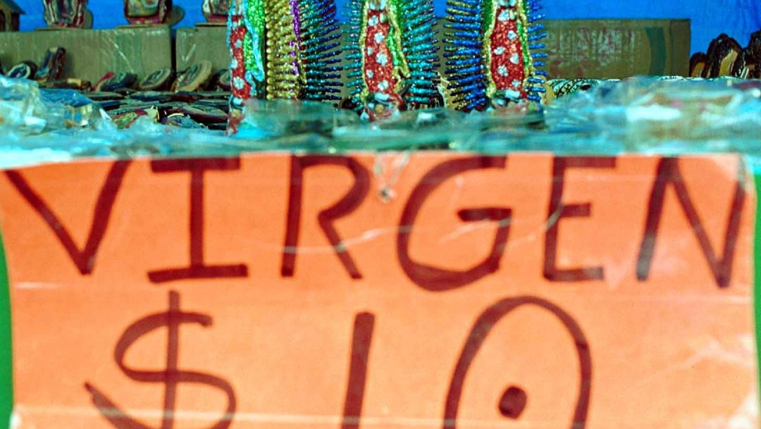 Comerciantes rematan imágenes religiosas afuera de la Basílica de Guadalupe