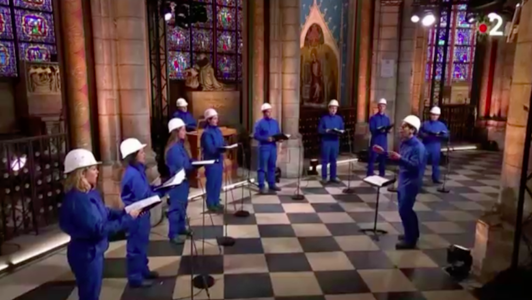 Coro canta al interior de la Catedral de Notre Dame tras incendio