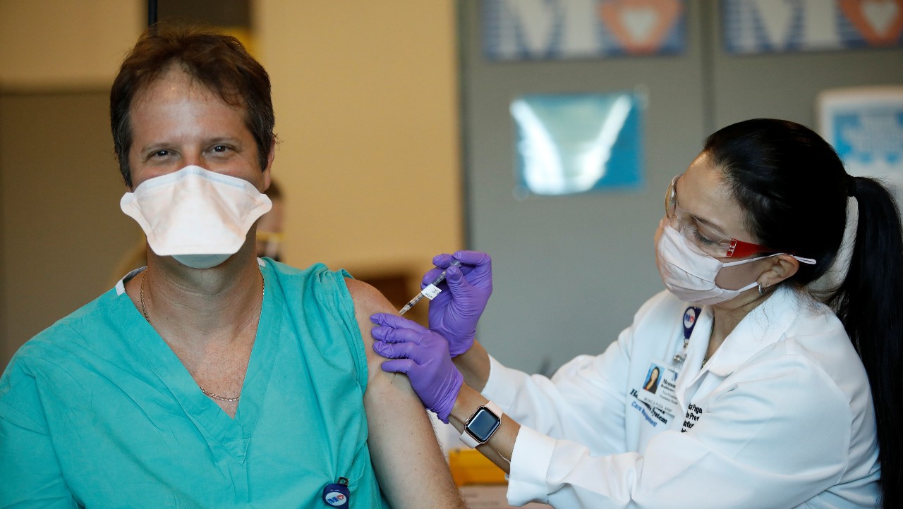 Muertes por COVID-19 en EEUU superan las 300,000 el día de inicia vacunación