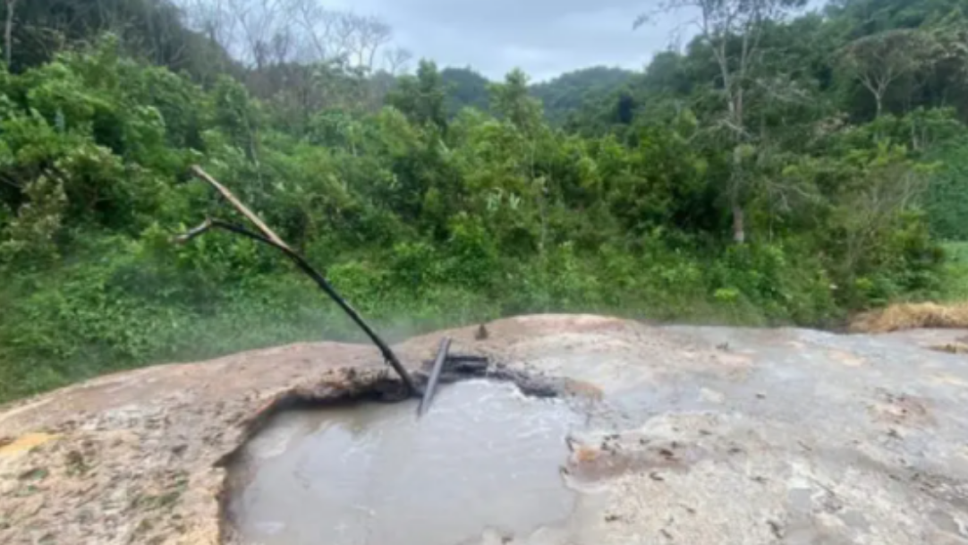 Cráter con lodo hirviendo sorprende a pobladores de Moloacán, Veracruz