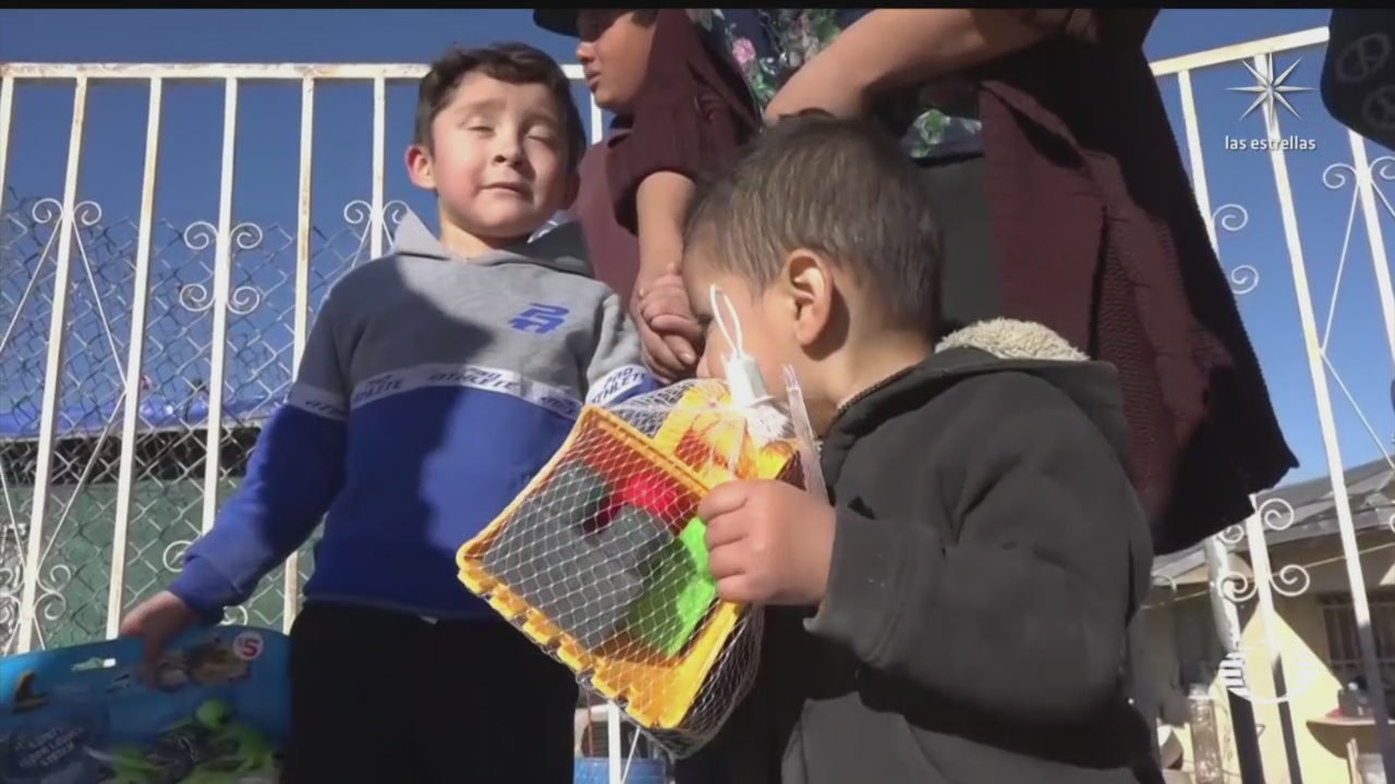 cruzan la frontera para regalar juguetes y ropa a ninos en ciudad juarez chihuahua