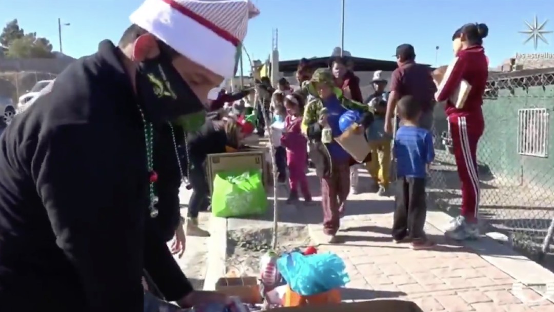 Cruzan la frontera para regalar juguetes y ropa a niños en Ciudad Juárez, Chihuahua