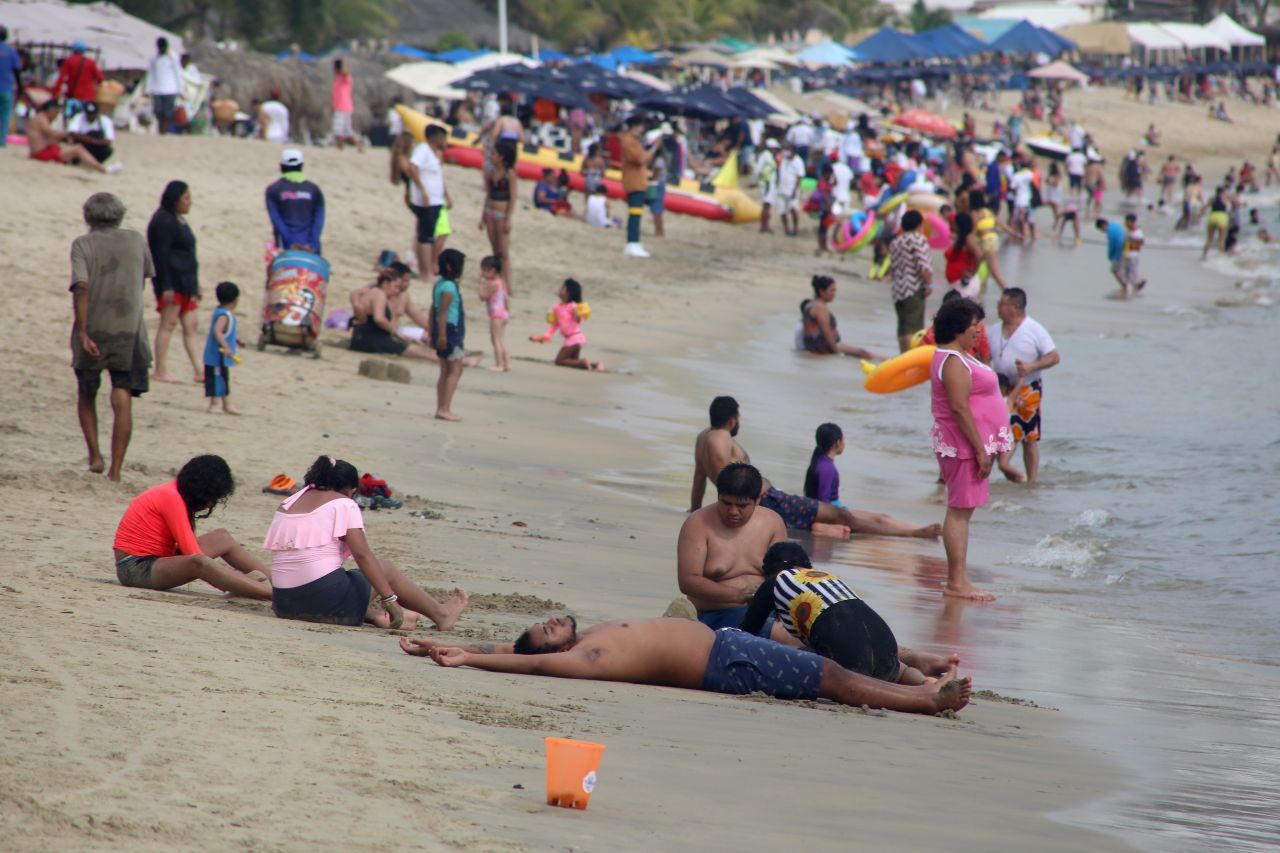 foto playas acapulco se llenan de turistas pese a covid 19
