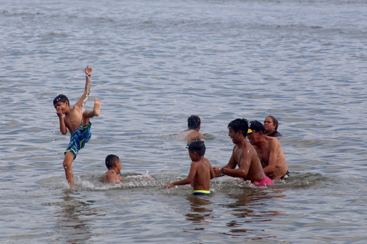 foto playas acapulco se llenan de turistas pese a covid 19