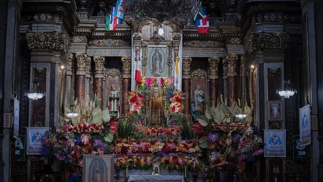 Doce mil rosas adornan altar de Virgen de Guadalupe en Guadalajara