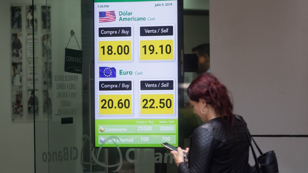 Dólar se cotiza en 19.90 pesos, su mejor nivel más bajo en dos años