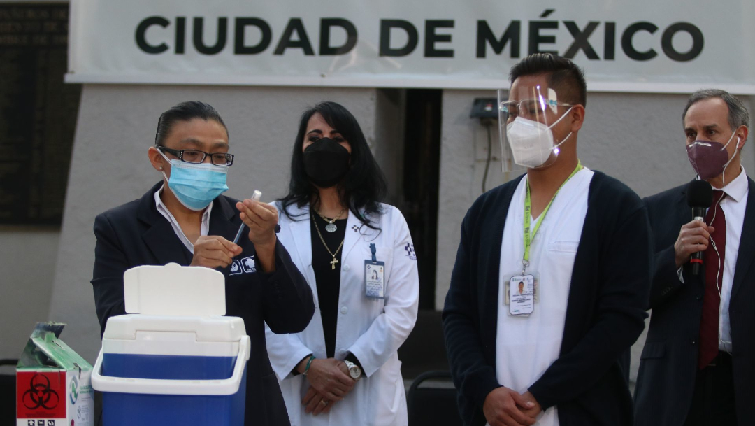 Dos enfermeras y un médico, las primeras personas en recibir vacuna COVID-19 en México