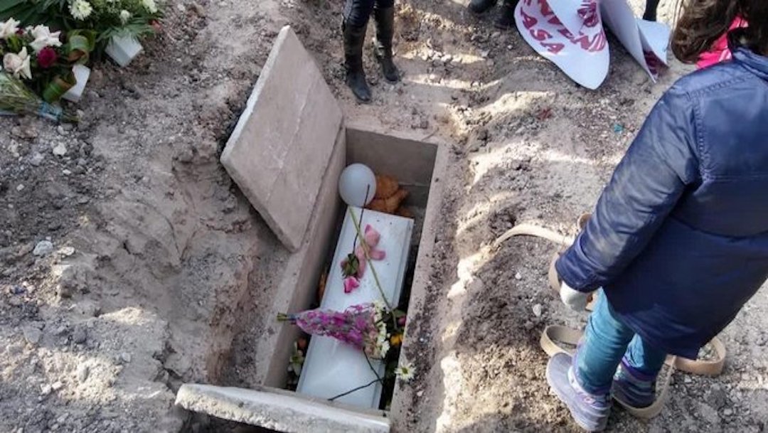 Dulce María, niña abandonada dentro de hielera en Tijuana, recibe sepultura digna