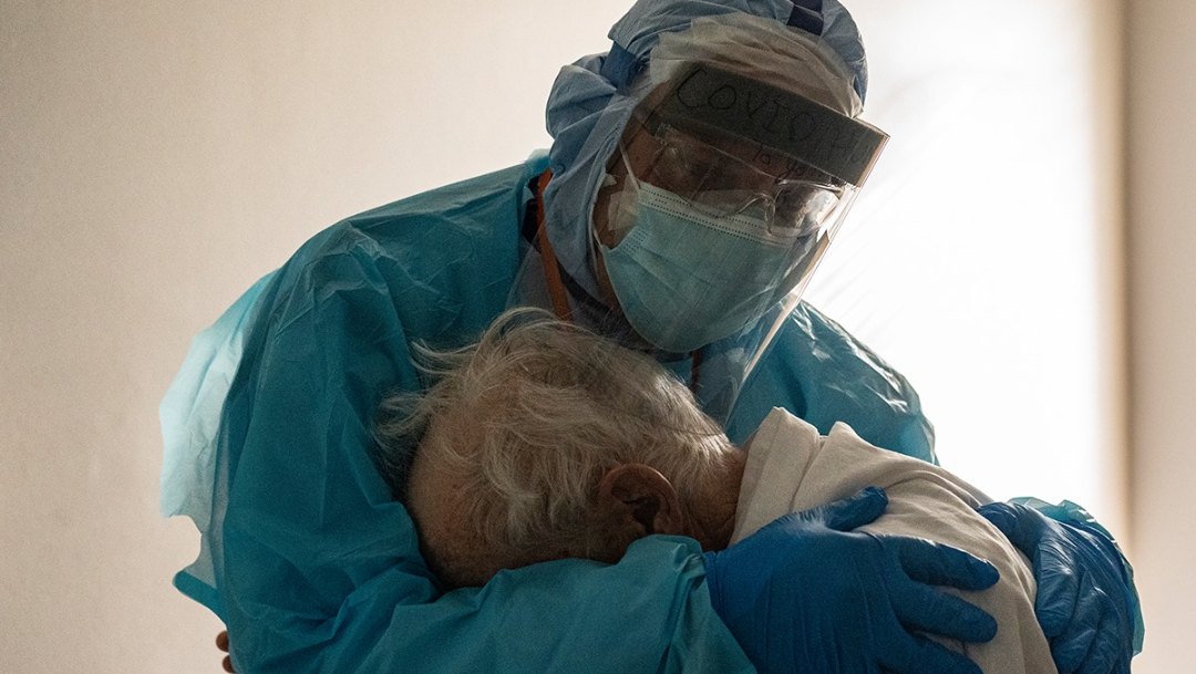 El doctor Joseph Varon abrazando a un abuelito con Covid-19. (Getty Images Facebook)