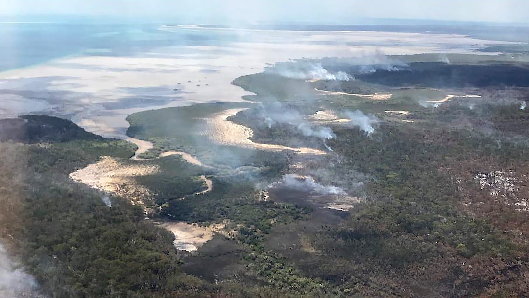 El fuego devora la mitad de la mayor isla de arena del mundo en Australia