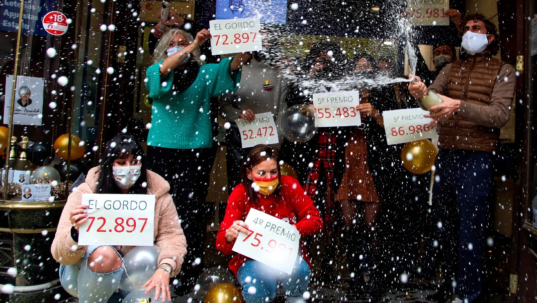 El número 72 mil 897, premiado con 'El Gordo' de la lotería de Navidad en España