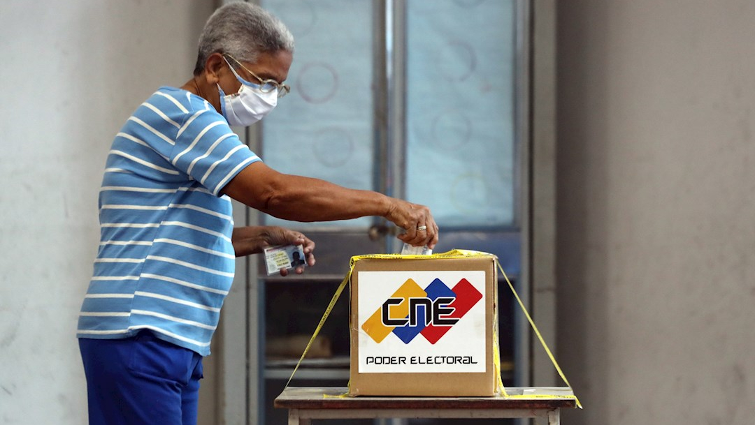 Una mujer vota en el centro electoral para civiles y militares en Caracas, Venezuela