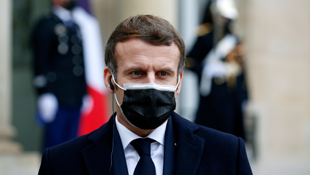 El presidente de Francia, Emmanuel Macron, sigue presentando síntomas de COVID-19.
