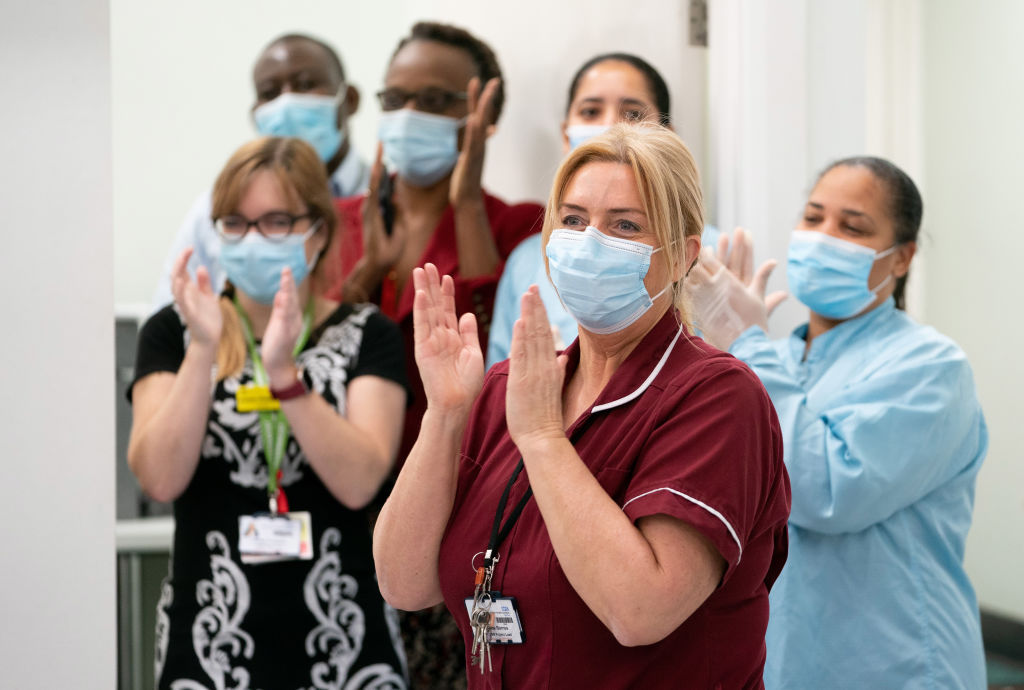 Enfermeras tras aplicarse la primera vacuna contra el COVID-19 en Londres