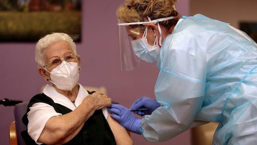 Una abuelita de 96 años se convirtió en la primera en recibir la vacuna contra el COVID-19 en España