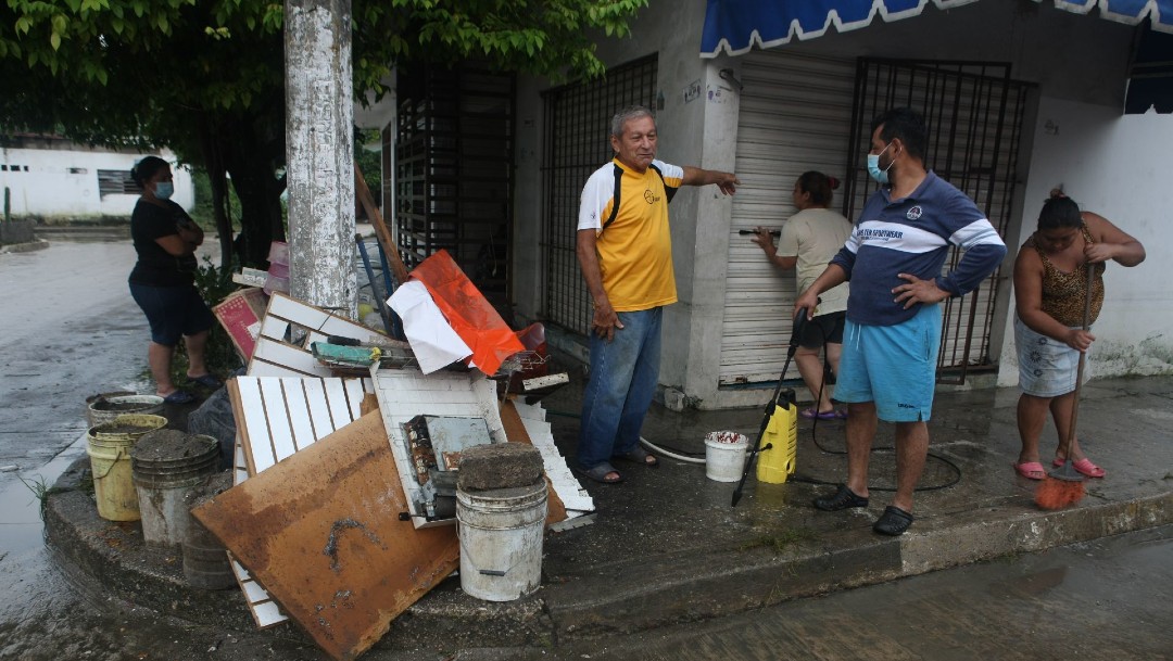 Familias afectadas por inundaciones en Tabasco regresan a casas para rehabilitarlas
