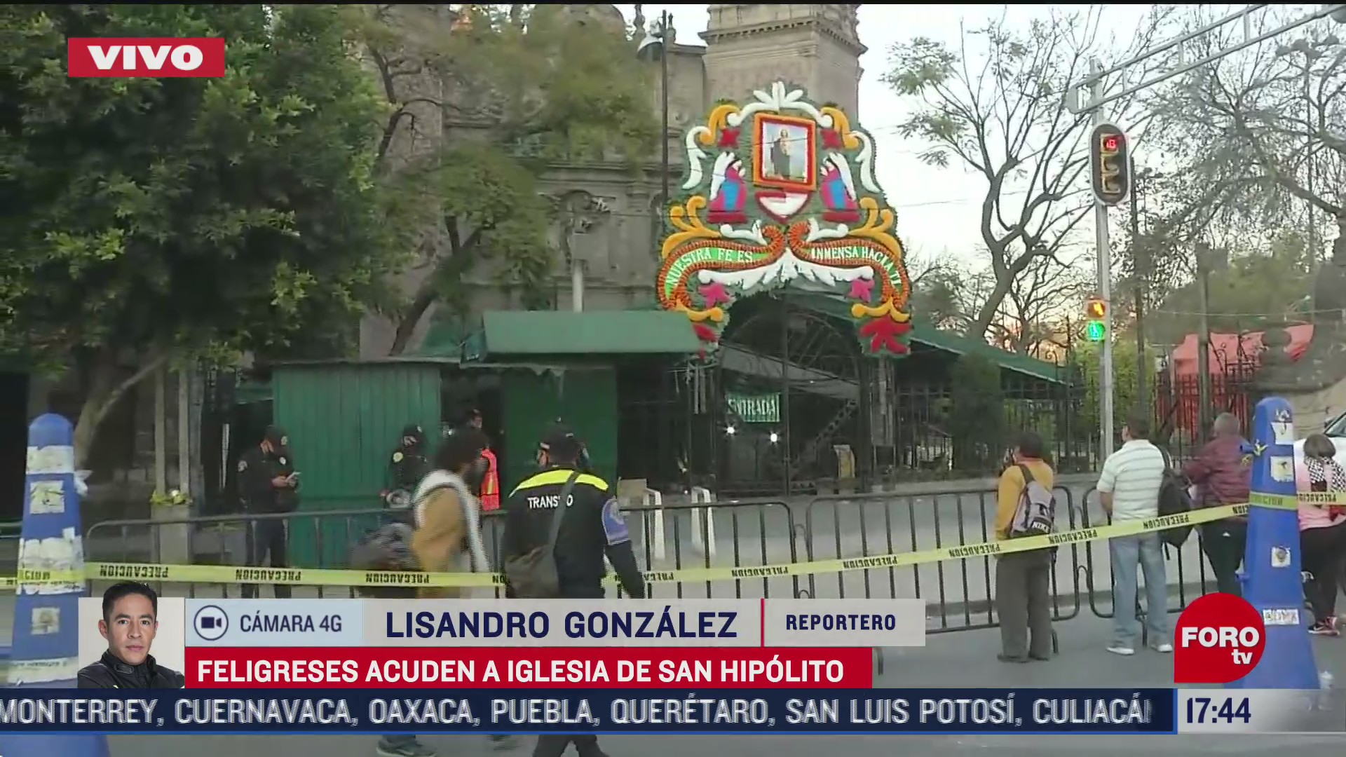 Feligreses llegan a las inmediaciones de la iglesia de San Hipólito en la CDMX