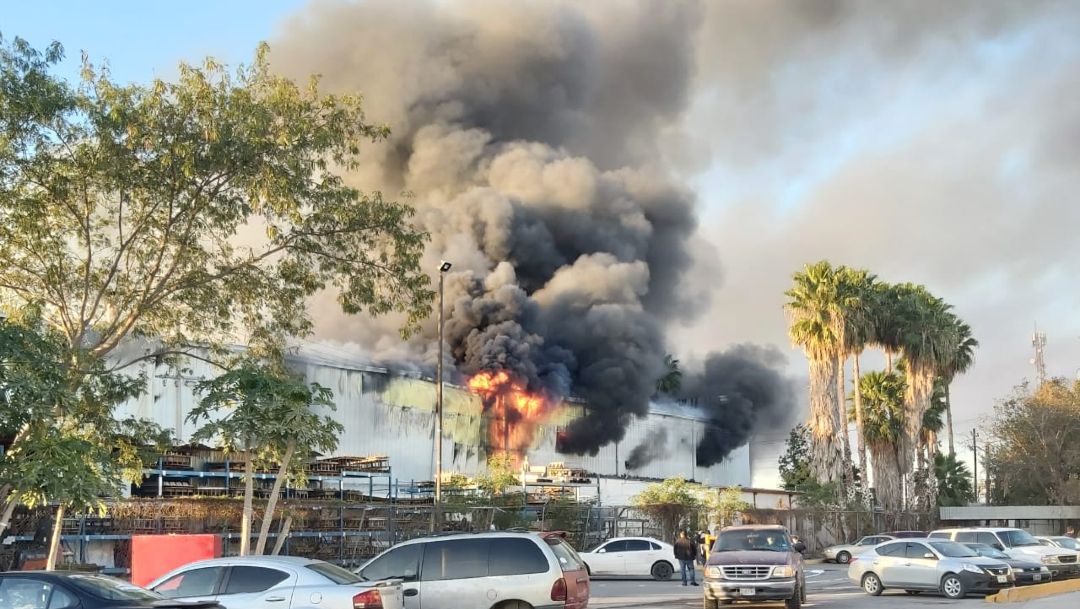 Fuerte incendio consume maquiladora en Reynosa, Tamaulipas