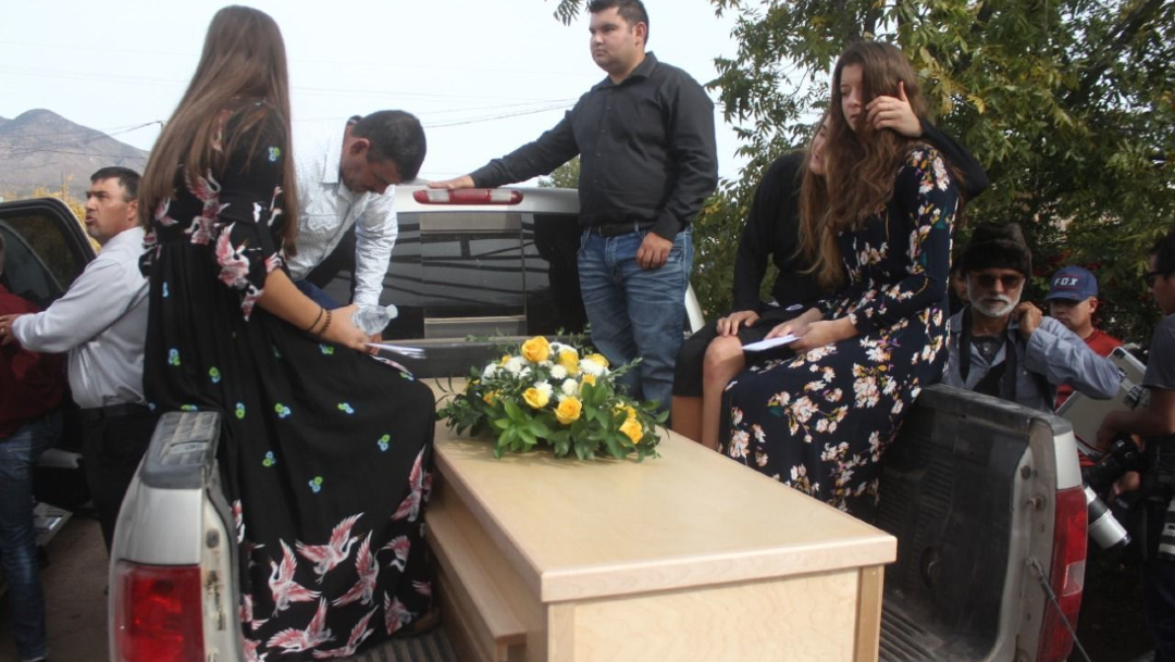 El funeral de las 9 personas que fueron asesinados en una brecha que pertenecían a la Familia LeBarón