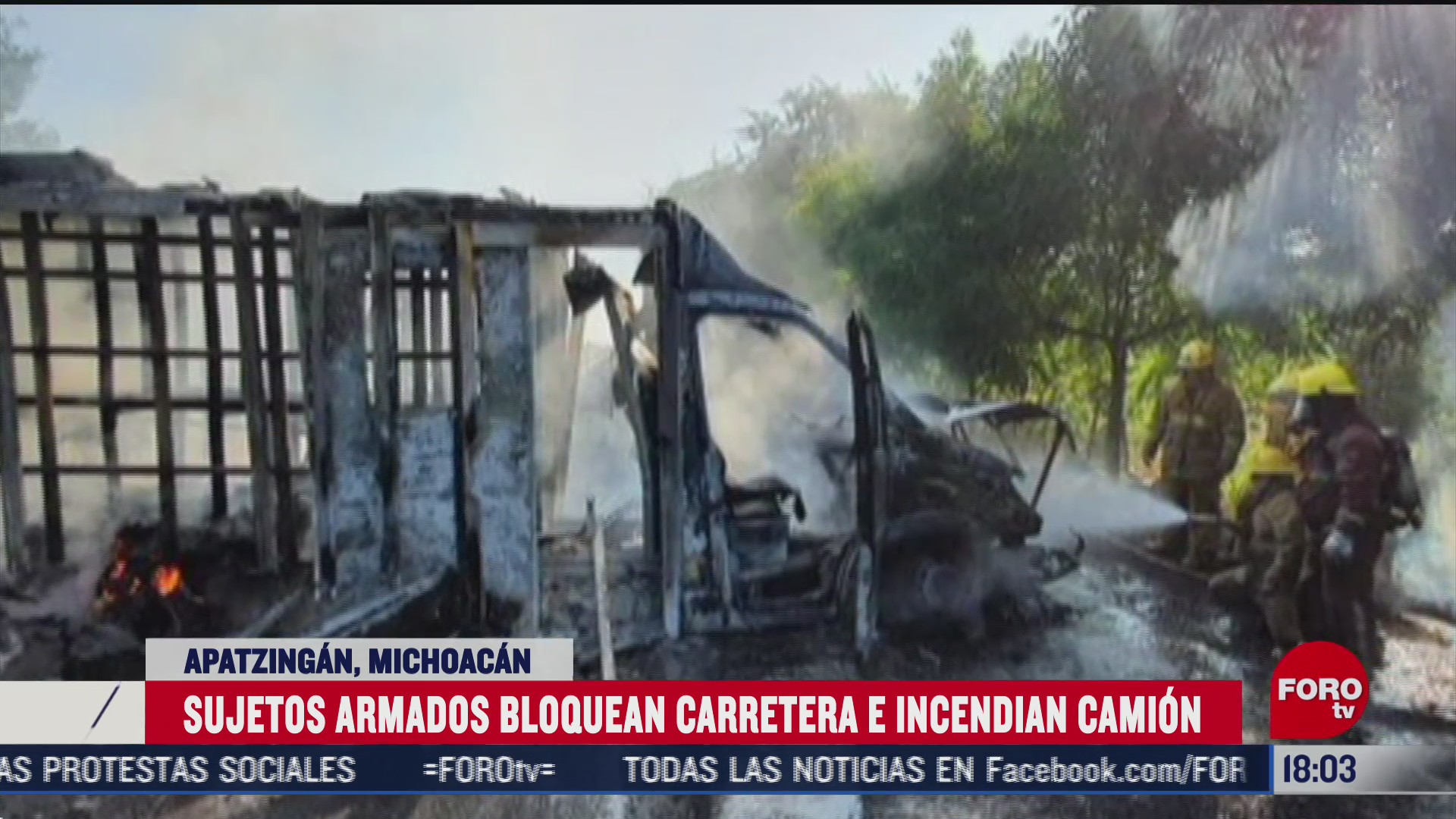 hombres armados bloquean carretera e incendian camion en michoacan