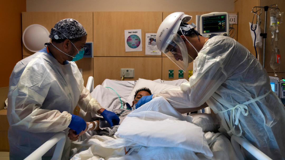 Personal médico atiende a paciente con COVID-19 en el Providence Holy Cross Medical Center en la zona de Mission Hills en Los Ángeles. (Foto: AP)