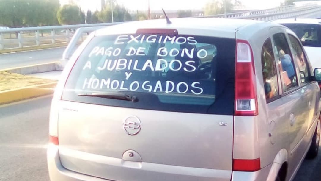 Integrantes de SNTE de Hidalgo realizan caravana para exigir pago de aguinaldos