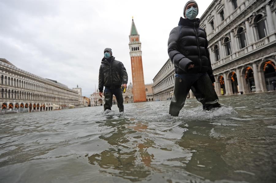Marea-alta-inunda-Venecia-luego-de-que-no-se-activó-barrera