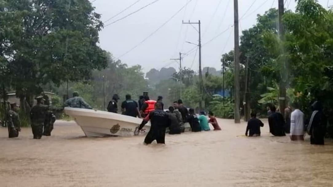 Lluvias provocan desbordamiento del río Agua Dulce en Veracruz