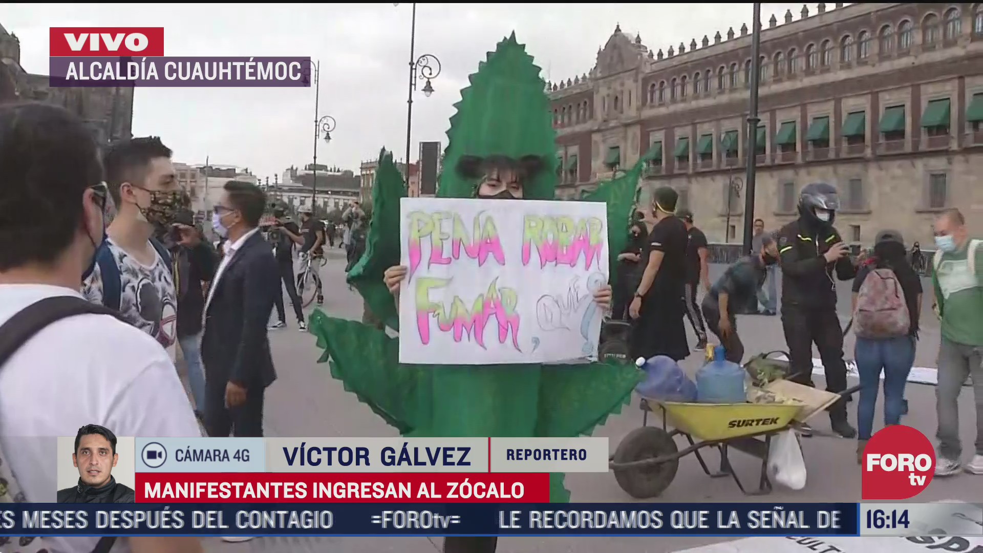 manifestantes ingresan a la plancha del zocalo para protestar por la legalizacion de la marihuana
