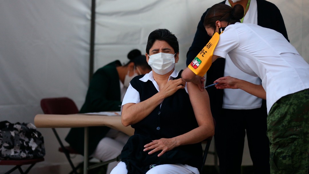 Médicos mexicanos reciben vacuna contra COVID-19