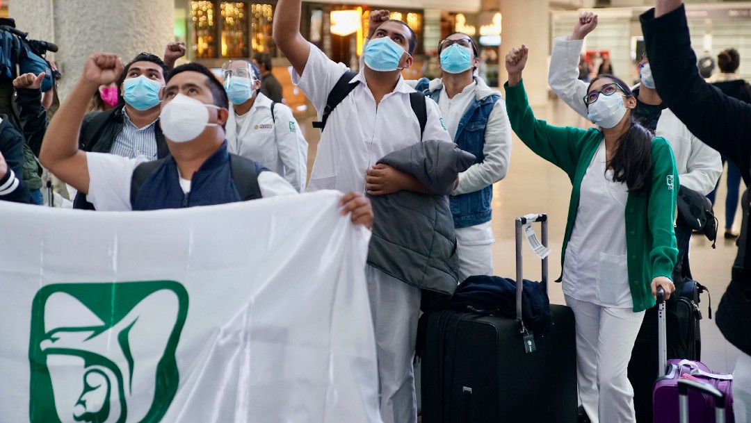 Médicos y enfermeras llegan a la Ciudad de México