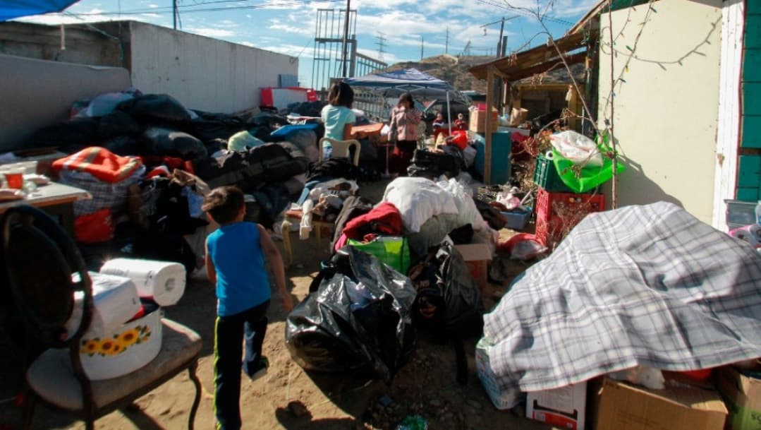 Migrantes se solidarizan con damnificados por incendios en Tijuana