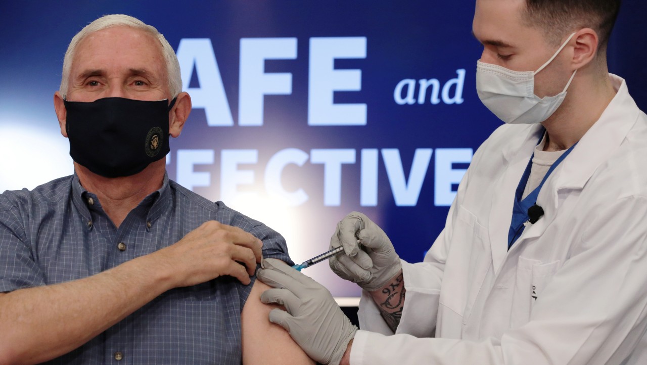 Mike Pence se pone en público la vacuna de COVID-19 para generar confianza