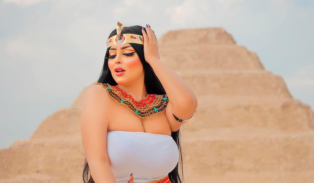 Modelo es detenida por tomarse polémicas fotos en pirámide de Egipto