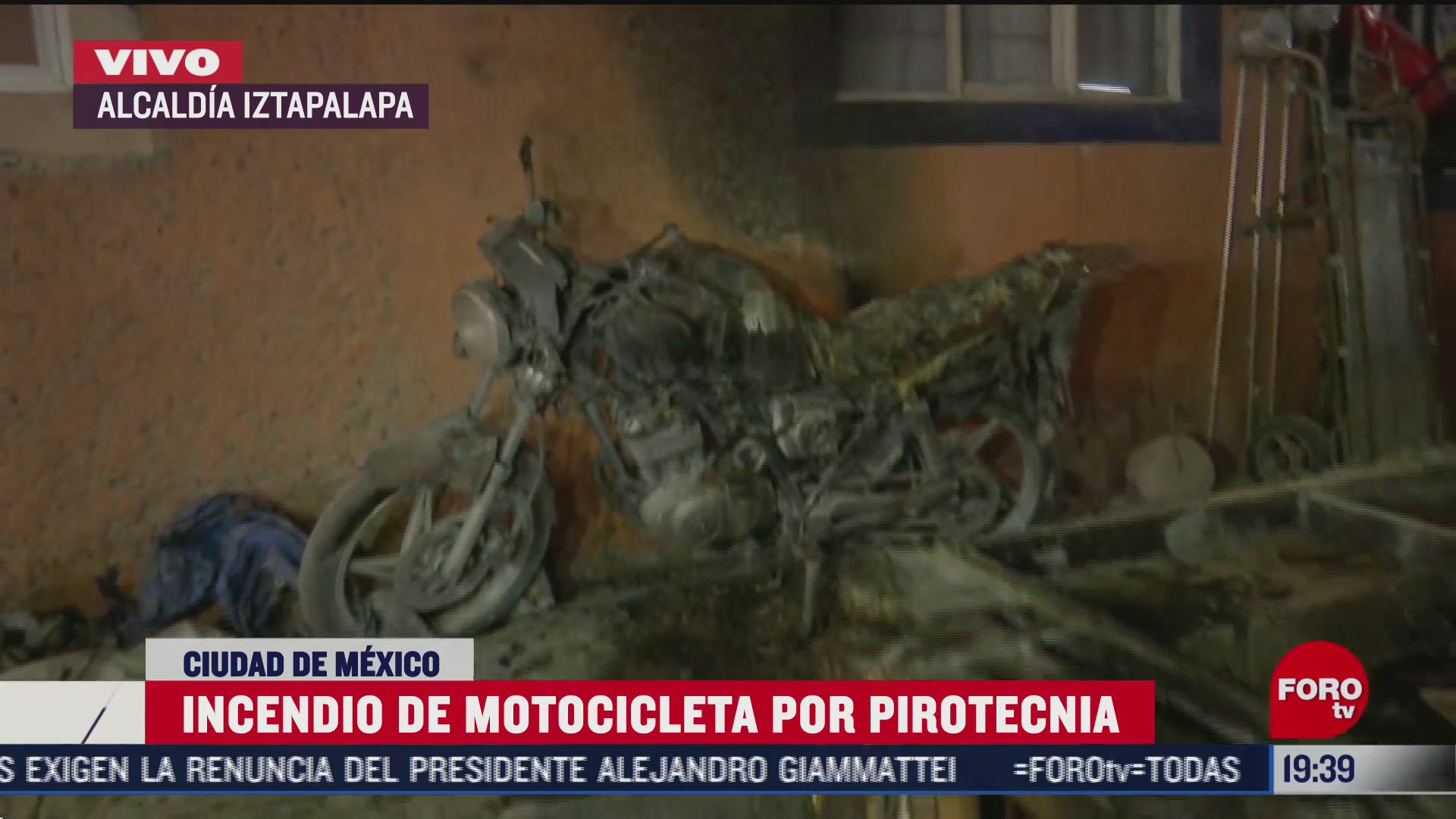 motocicleta se incendia por pirotecnia en iztapalapa