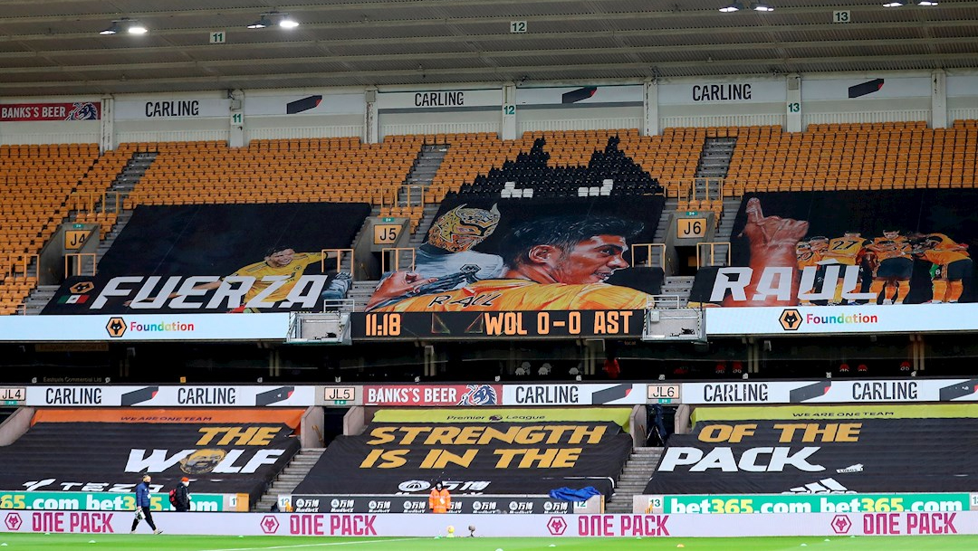 Exhiben enorme pancarta de Raúl Jiménez en el Molineux Stadium