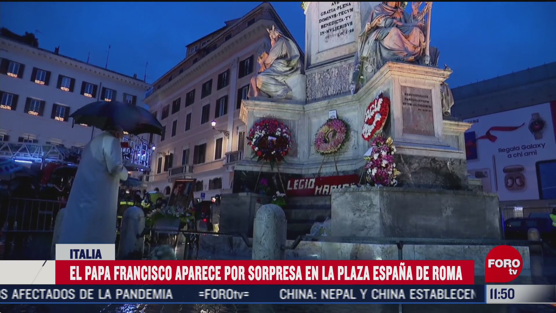 papa francisco aparece por sorpresa en la plaza espana de roma