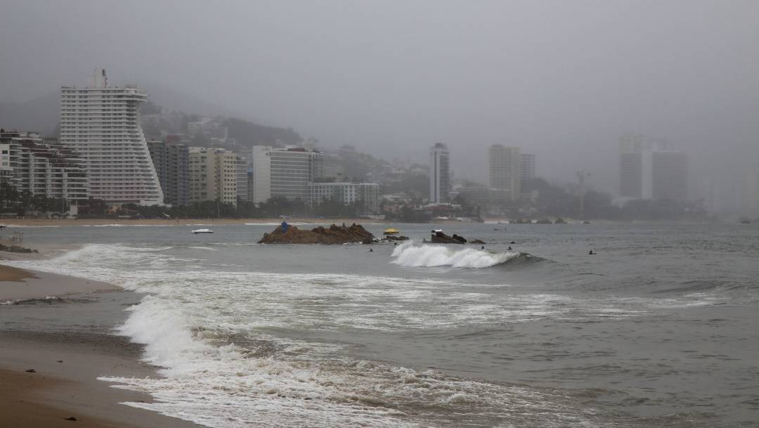 Un turista originario de Toluca murió ahogado en Acapulco tras rescatar de una ola a su esposa e hijo