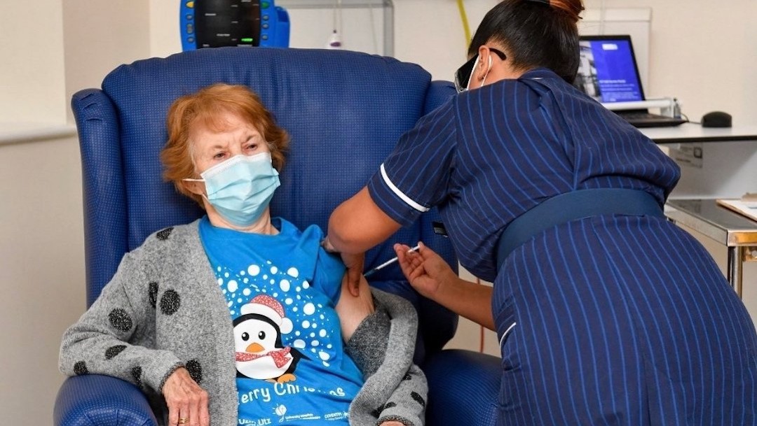 Reino Unido inicia vacunación contra COVID-19, mujer de 90 años, primera del mundo en recibirla