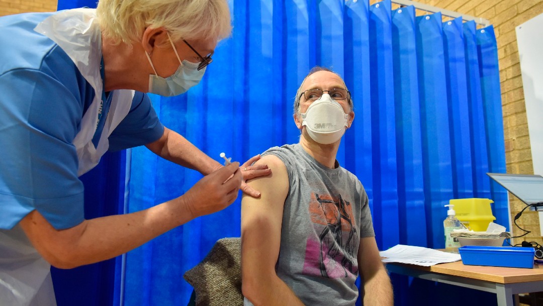 Reino Unido pide no vacunar contra COVID-19 a alérgicos severos tras reacción en dos personas