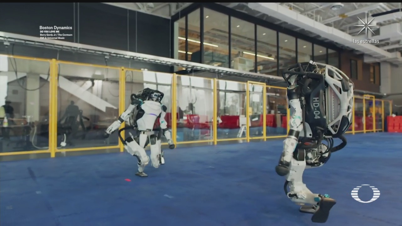 robots bailan para festejar ano nuevo