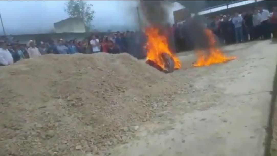 Sacan de la cárcel y queman vivos a dos presuntos delincuentes en Chiapas