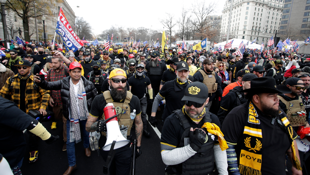 Partidarios del presidente Donald Trump vestidos con ropa del grupo Proud Boys, durante una marcha en Washington
