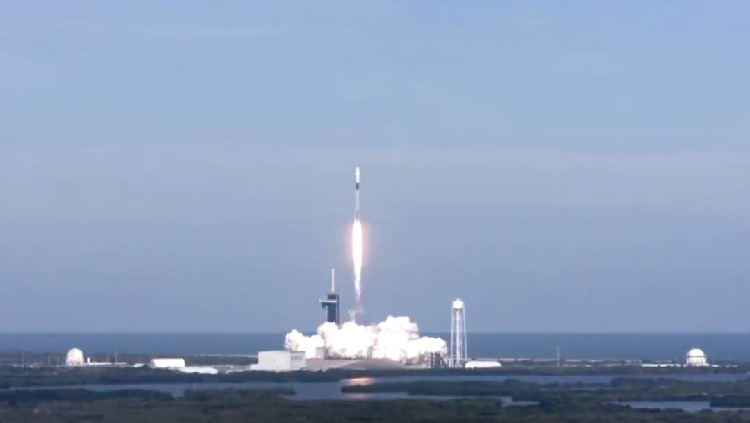 SpaceX lanzó con éxito este domingo un cohete Falcon 9 con carga a la Estación Espacial Internacional