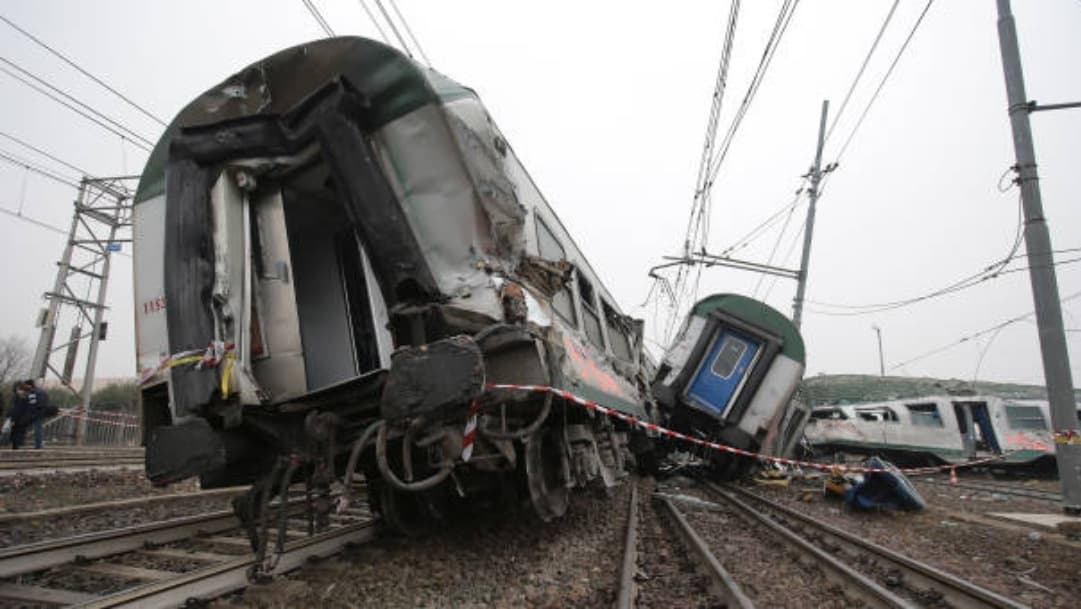 Tren arrolla autobús en Bangladesh, mueren 12 personas