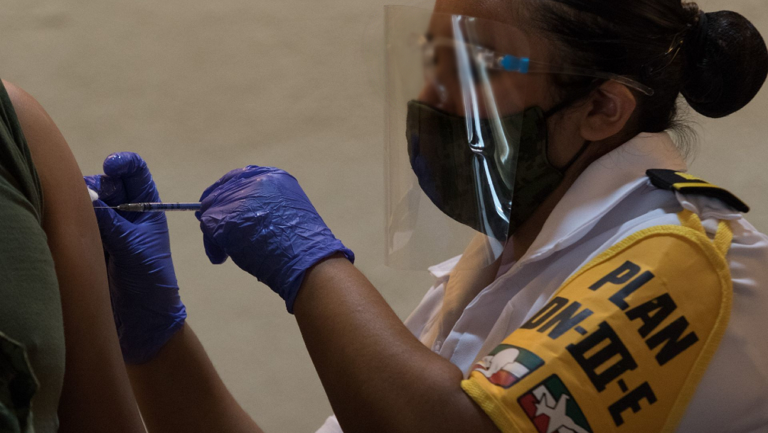 Una enfermera aplica la vacuna contra el Covid-19 antes de inmunizar al personal médico del Hospital Central Militar