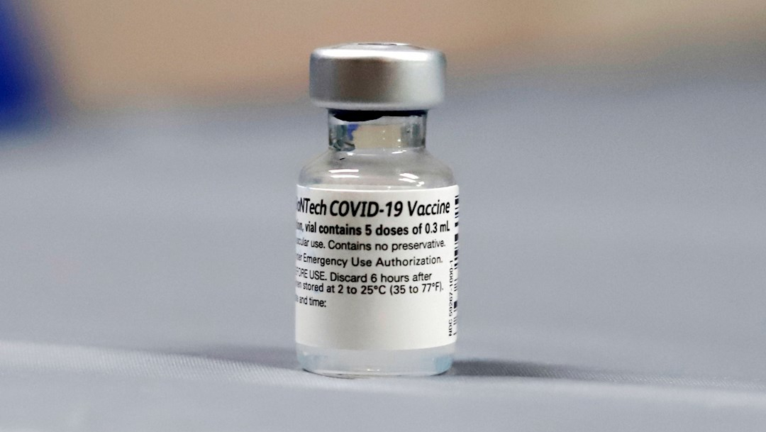 Vista de un envase de la vacuna de los laboratorios Pfizer/BioNTech contra la COVID-19.