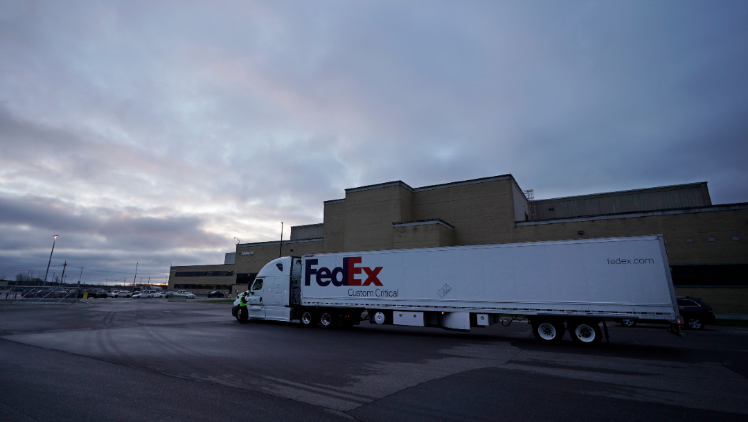 Primeros camiones comienzan a distribuir la vacuna de Pfizer en Estados Unidos. (Foto: AP)