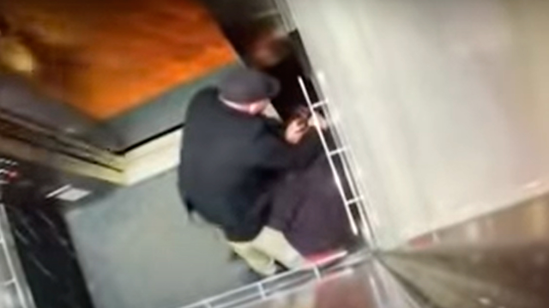Adulto mayor golpea a hombre que le tosió en la cara en elevador